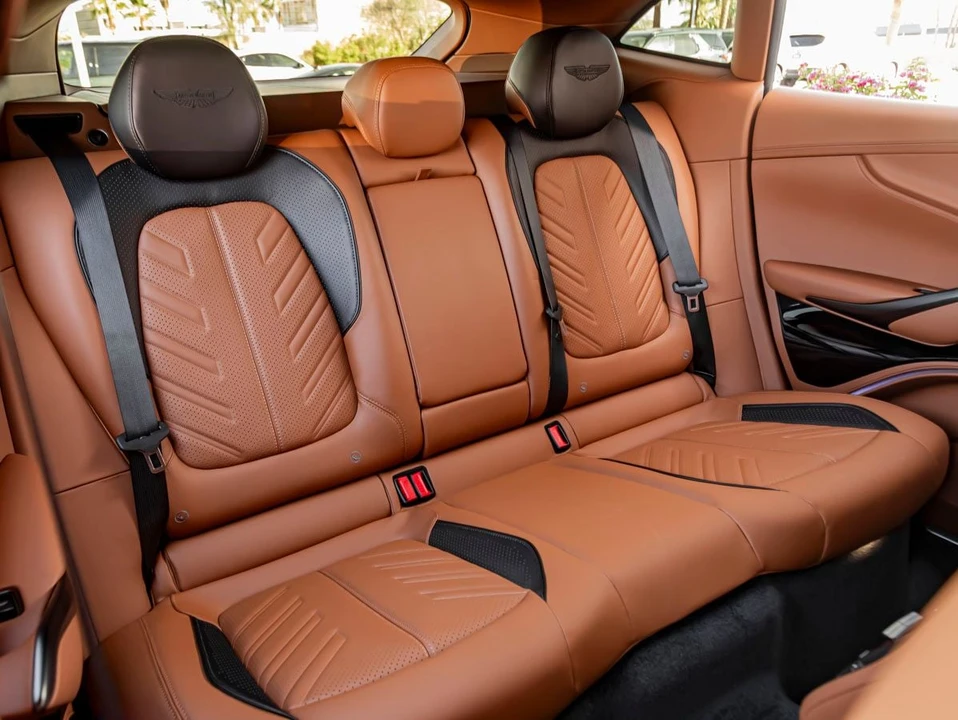2026 Aston Martin DBX - Image 29 of 31