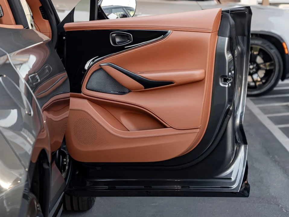2026 Aston Martin DBX - Image 30 of 31