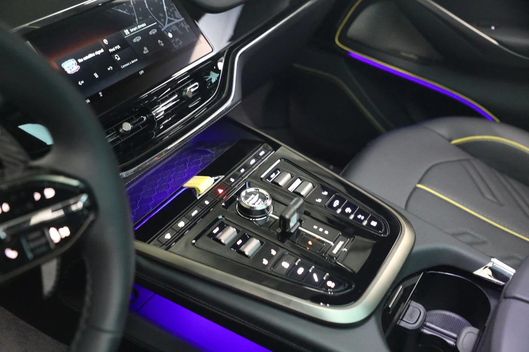 2026 Aston Martin DBX - Image 30 of 31