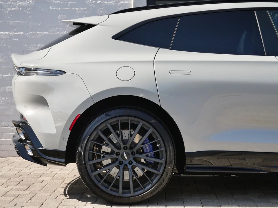 2026 Aston Martin DBX - Image 15 of 29