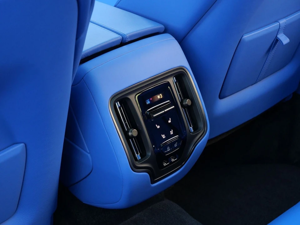 2026 Aston Martin DBX - Image 25 of 29