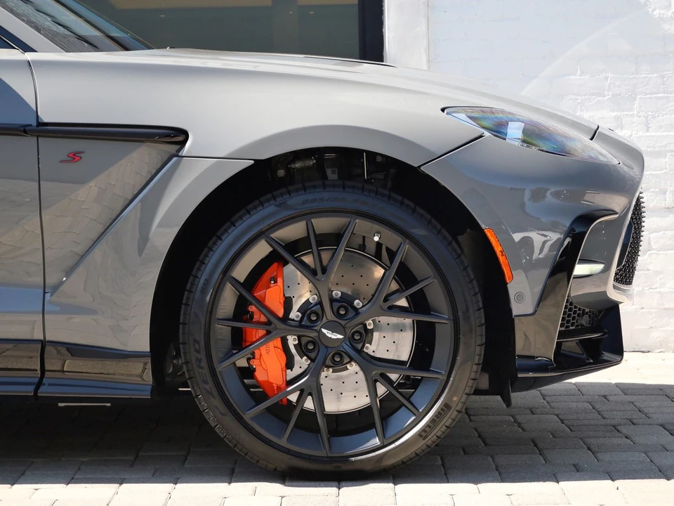 2026 Aston Martin DBX - Image 4 of 28
