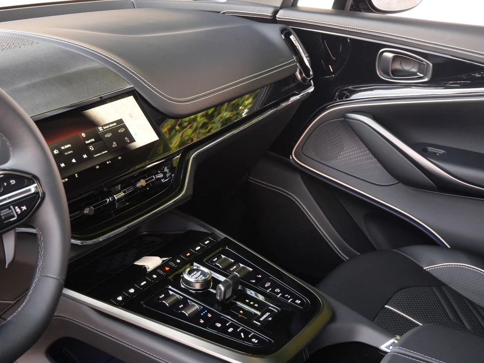 2026 Aston Martin DBX - Image 10 of 28