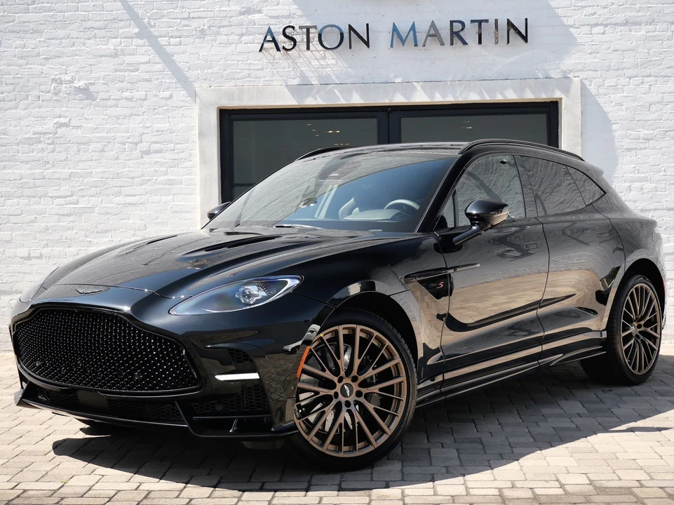 2026 Aston Martin DBX - Image 16 of 28