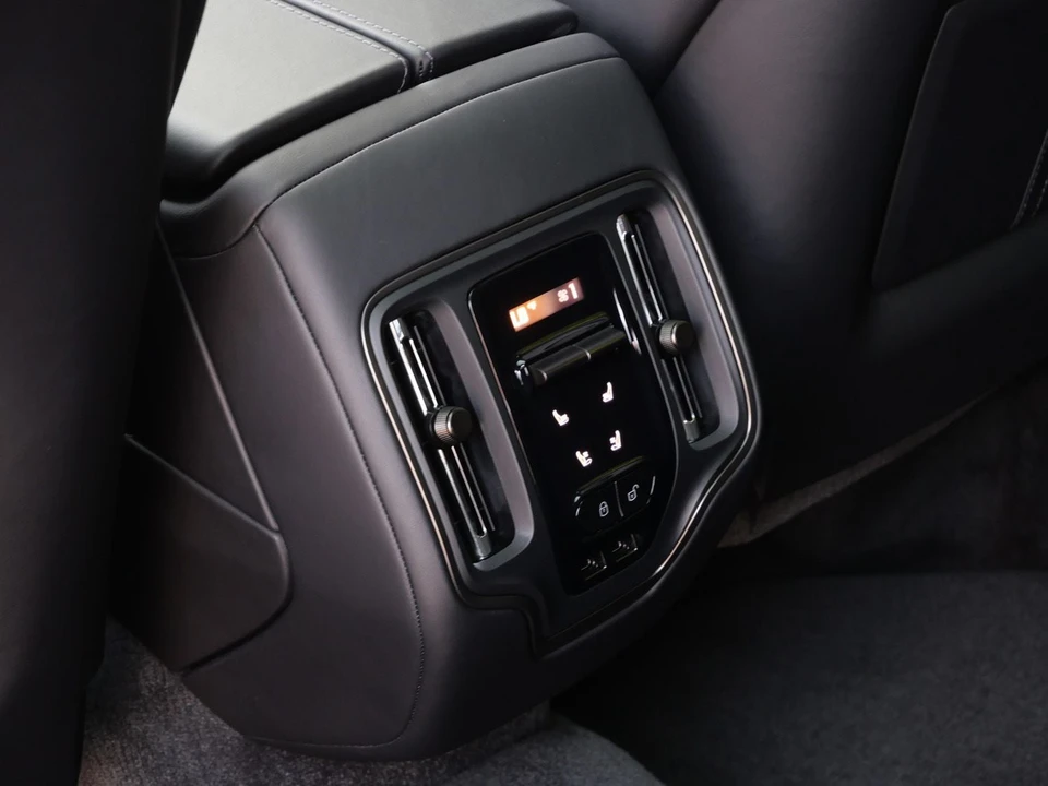 2026 Aston Martin DBX - Image 24 of 28