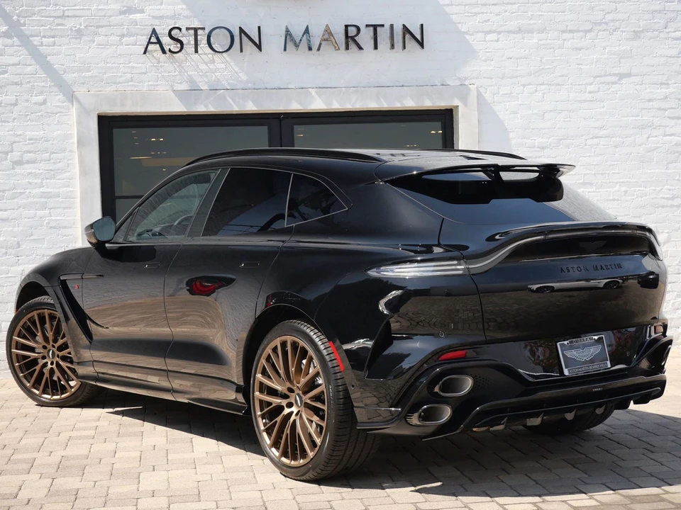 2026 Aston Martin DBX - Image 2 of 28