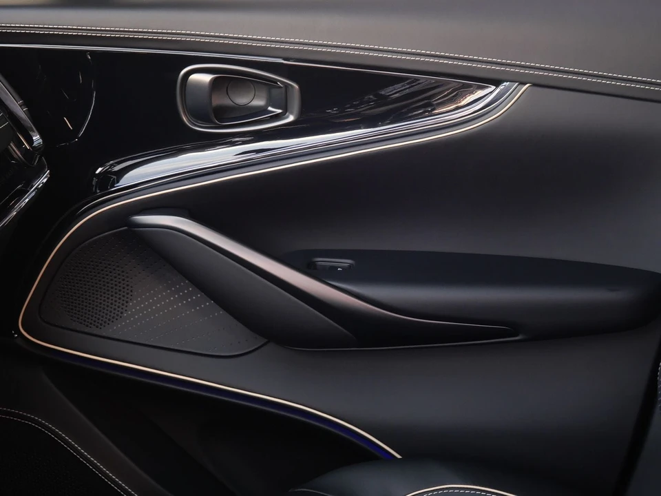 2026 Aston Martin DBX - Image 19 of 28
