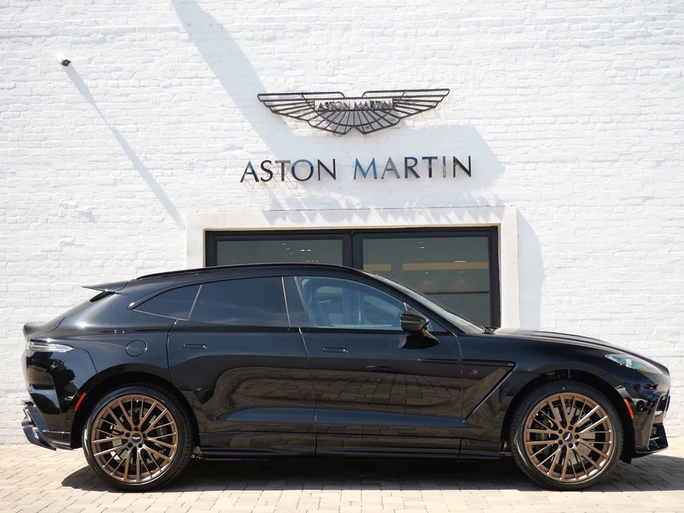 2026 Aston Martin DBX - Image 13 of 28