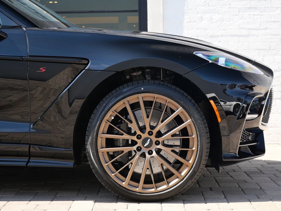 2026 Aston Martin DBX - Image 4 of 28