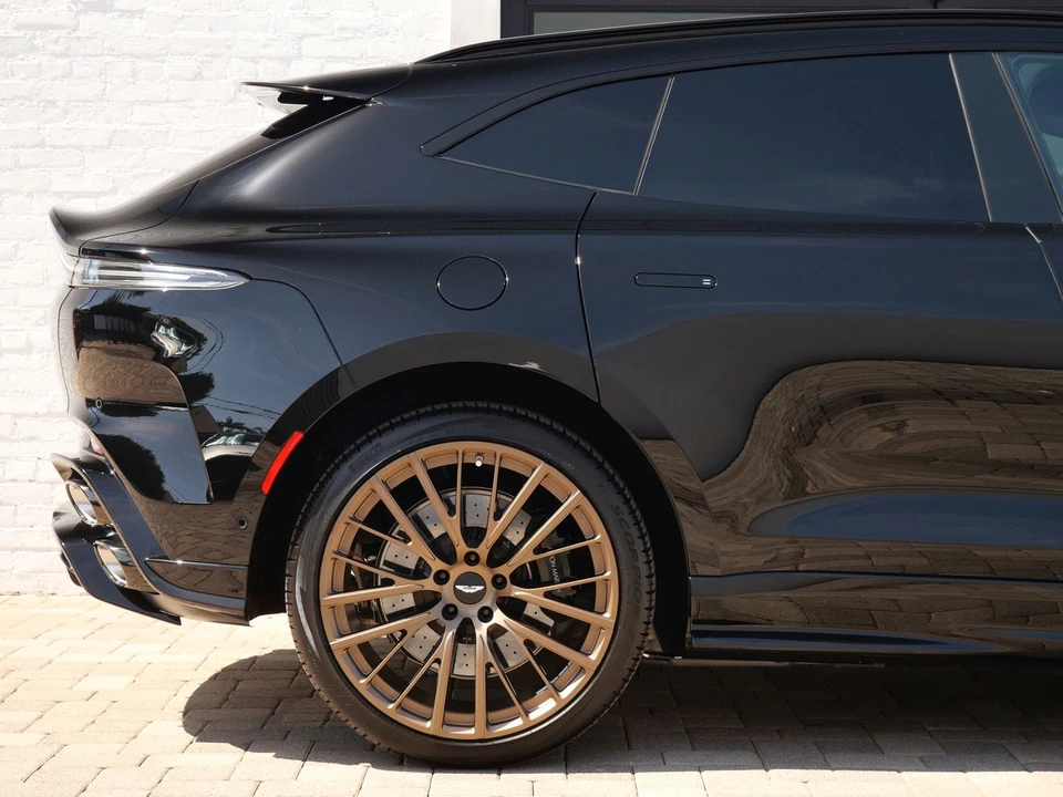 2026 Aston Martin DBX - Image 14 of 28