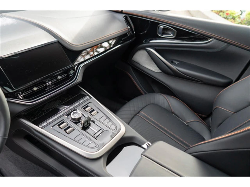 2026 Aston Martin DBX - Image 9 of 12