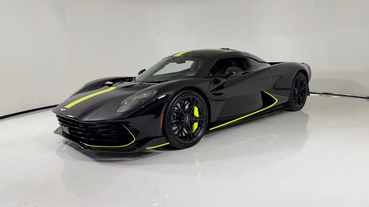 2026 Aston Martin Valhalla - Image 18 of 31