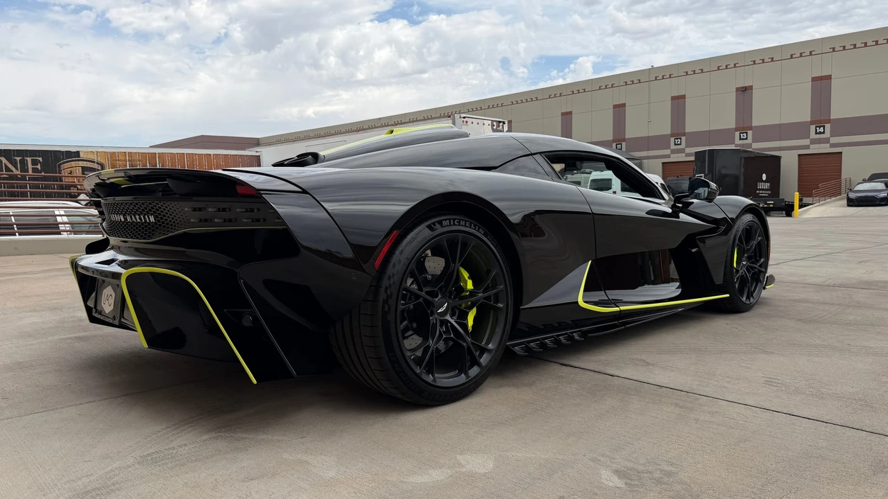 2026 Aston Martin Valhalla - Image 15 of 31