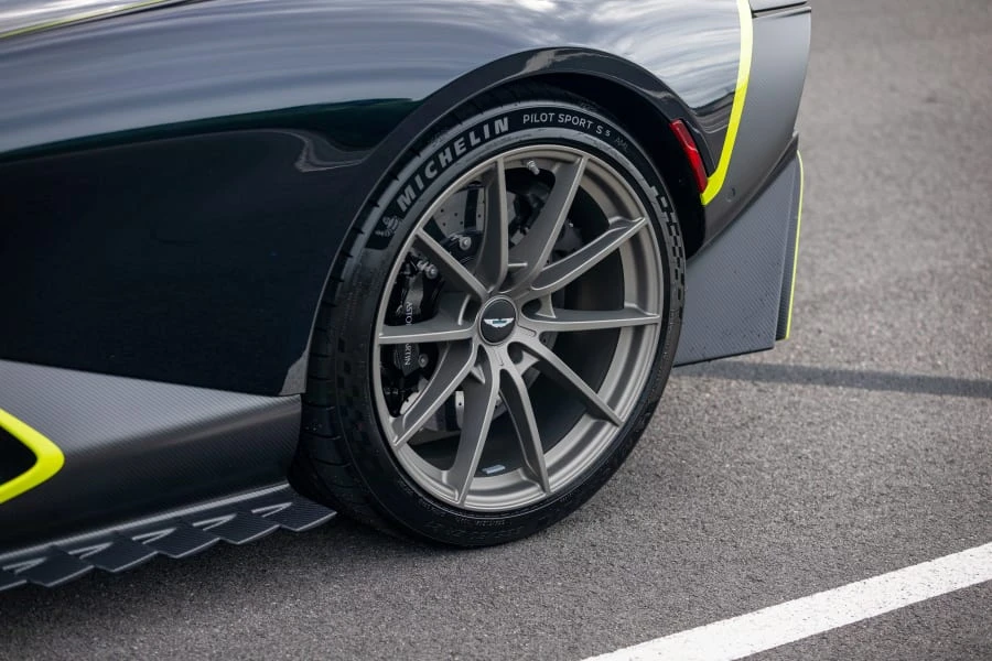 2026 Aston Martin Valhalla - Image 28 of 31