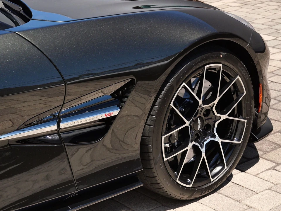 2026 Aston Martin Vanquish 3rd Gen - Image 9 of 31