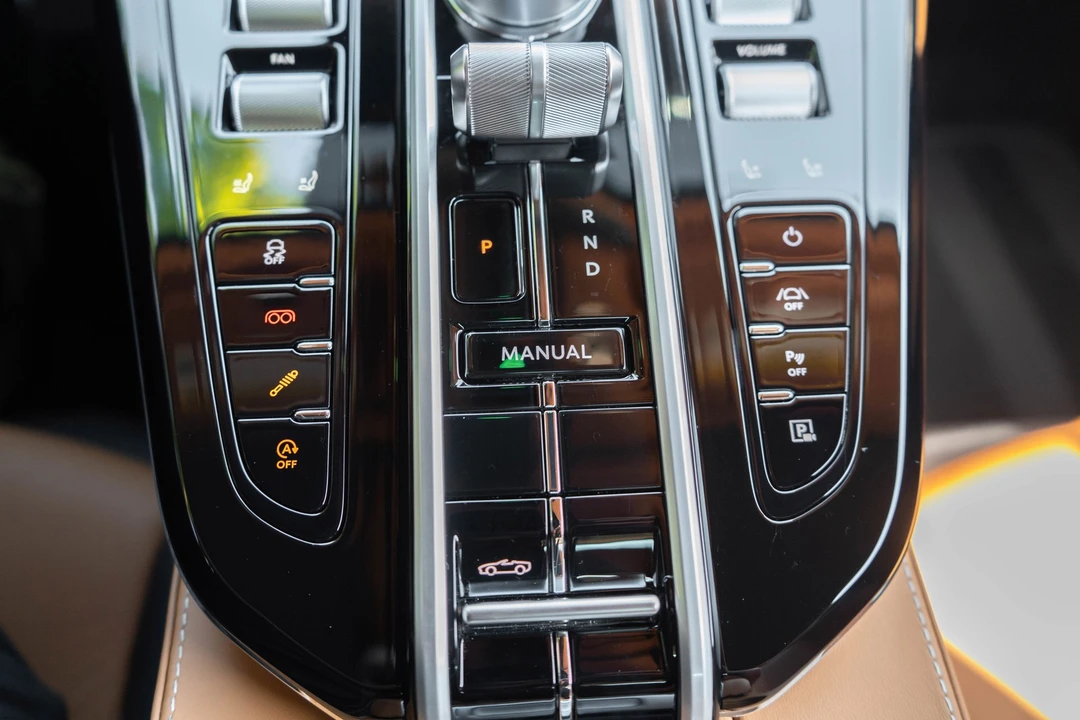 2026 Aston Martin V8 Vantage (2019+) - Image 19 of 21