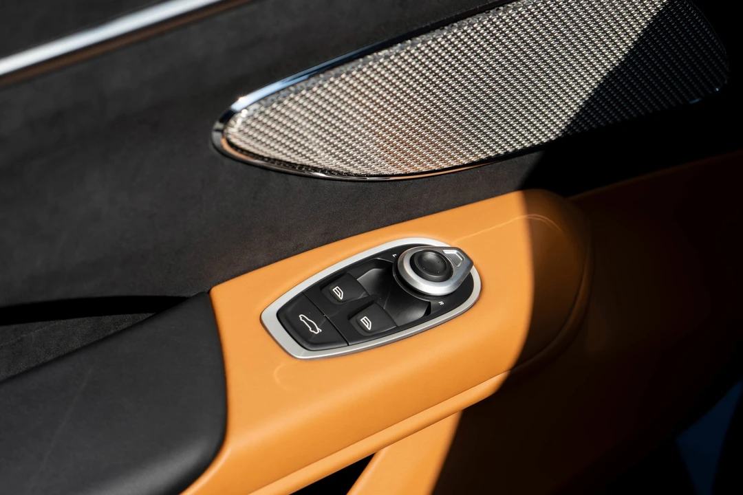 2026 Aston Martin V8 Vantage (2019+) - Image 11 of 21