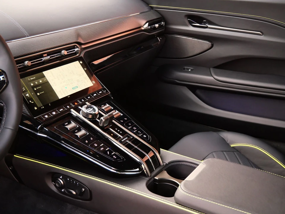 2026 Aston Martin V8 Vantage (2019+) - Image 19 of 25