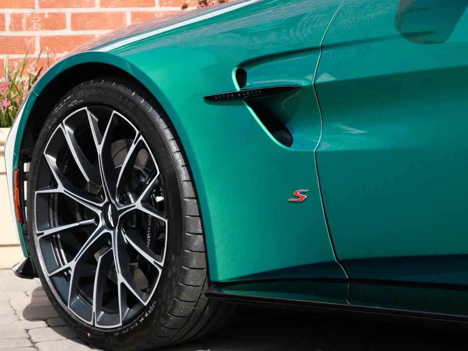 2026 Aston Martin V8 Vantage (2019+) - Image 9 of 25