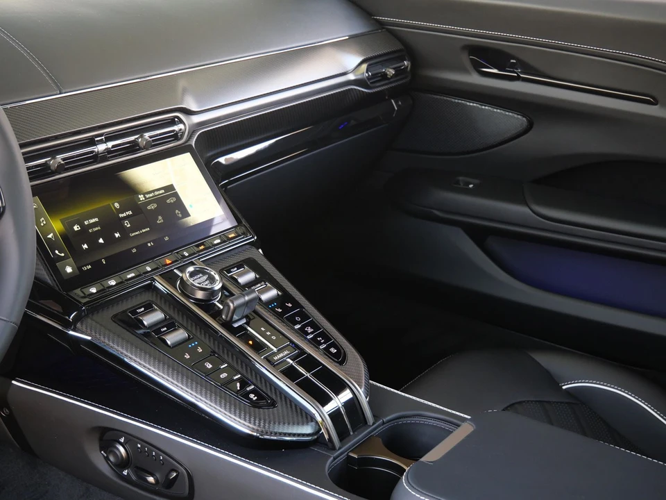2026 Aston Martin Vantage - Image 11 of 27