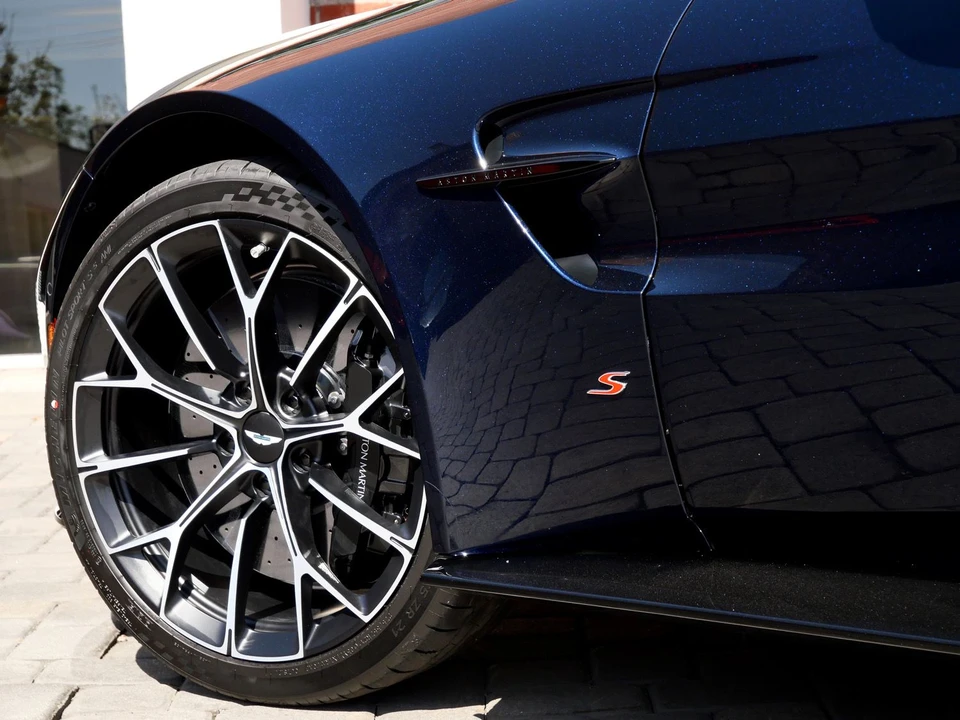 2026 Aston Martin V8 Vantage (2019+) - Image 9 of 25