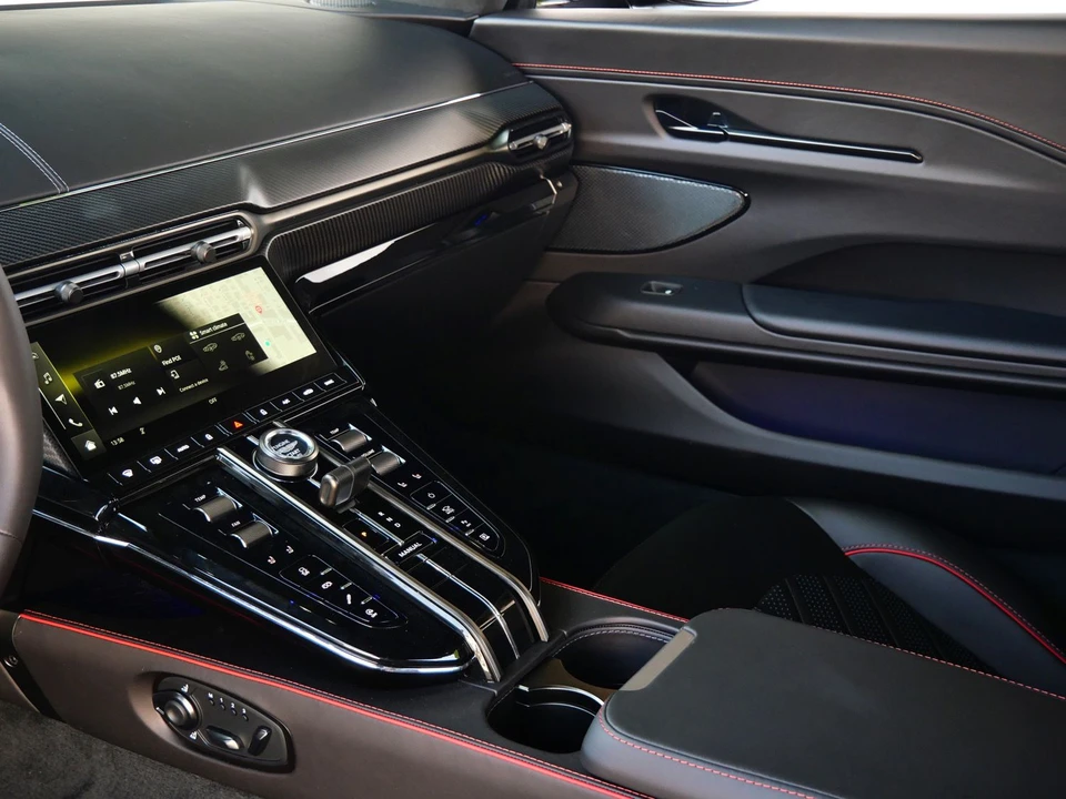 2026 Aston Martin V8 Vantage (2019+) - Image 19 of 26