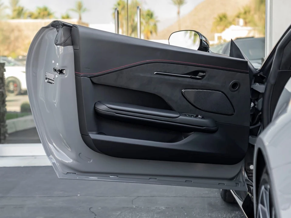 2026 Aston Martin V8 Vantage (2019+) - Image 15 of 31