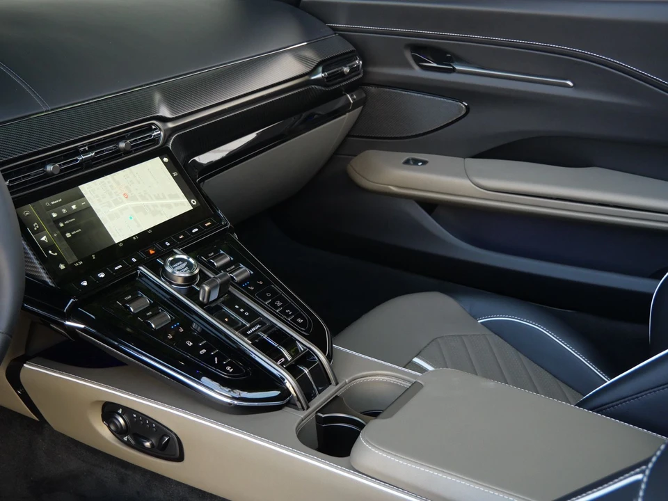 2026 Aston Martin V8 Vantage (2019+) - Image 10 of 27