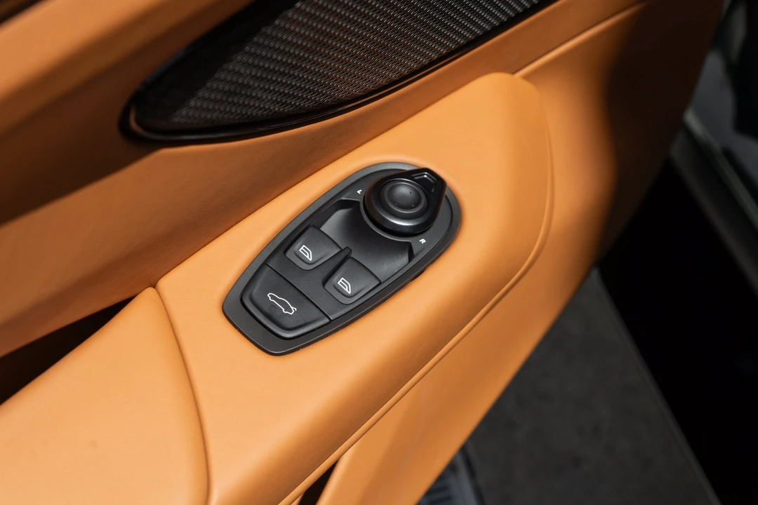 2026 Aston Martin V8 Vantage (2019+) - Image 13 of 31