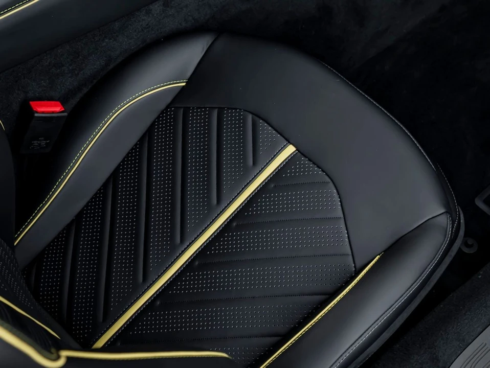 2026 Aston Martin Vantage - Image 29 of 31