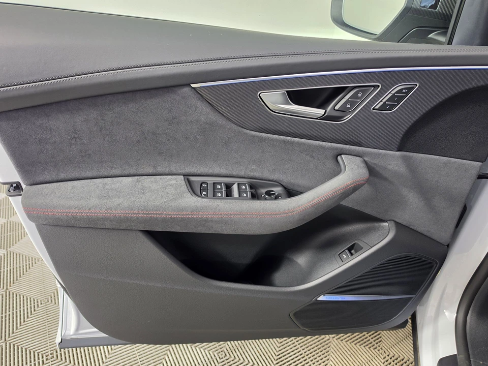 2026 Audi RS Q8 Performance - Image 18 of 31