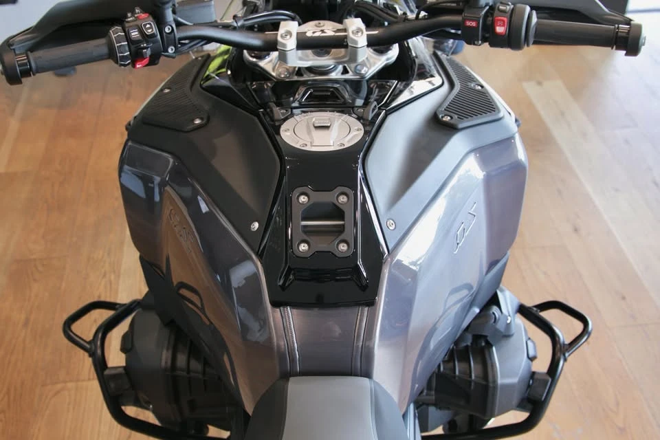 2026 BMW R 12 nineT - Image 15 of 17