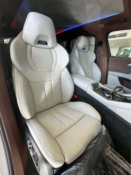 2026 BMW XM - Image 14 of 20