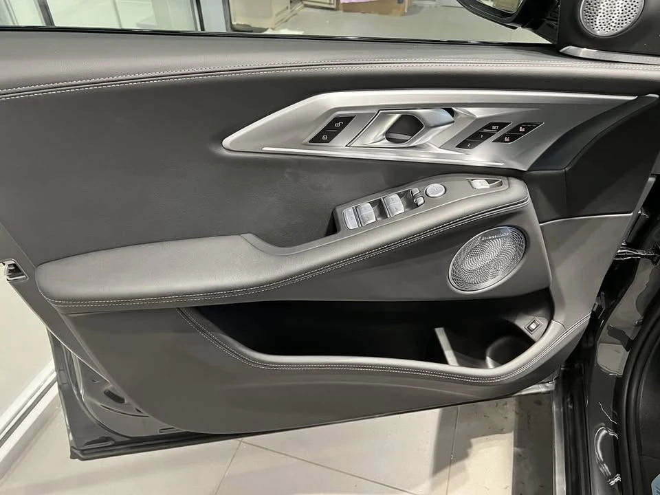 2026 BMW XM - Image 8 of 20