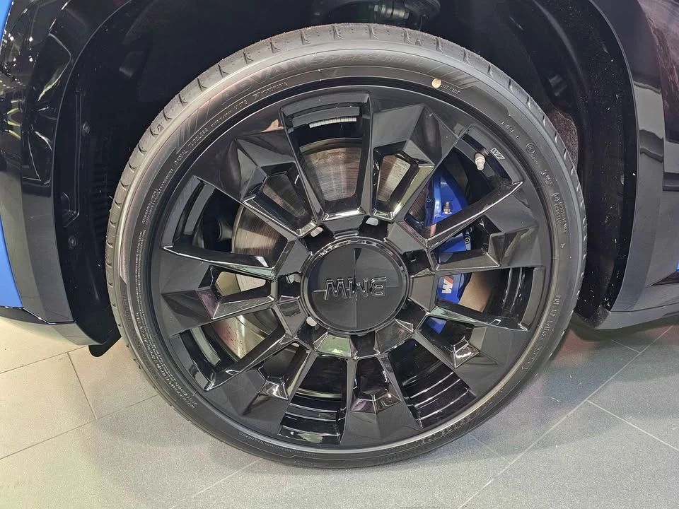 2026 BMW XM - Image 9 of 10
