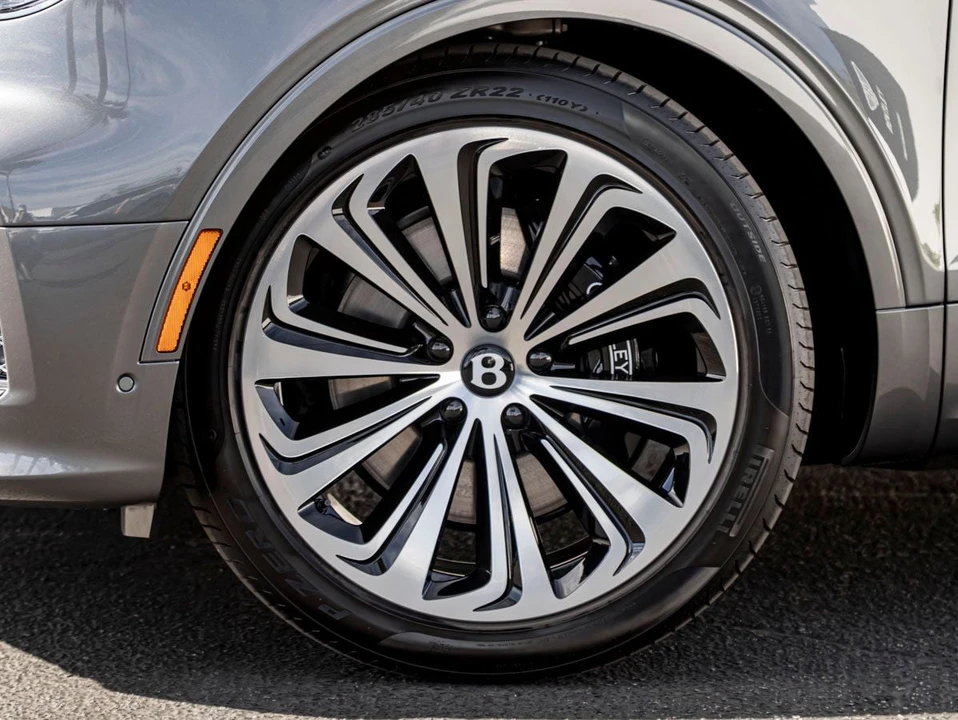2026 Bentley Bentayga - Image 14 of 31