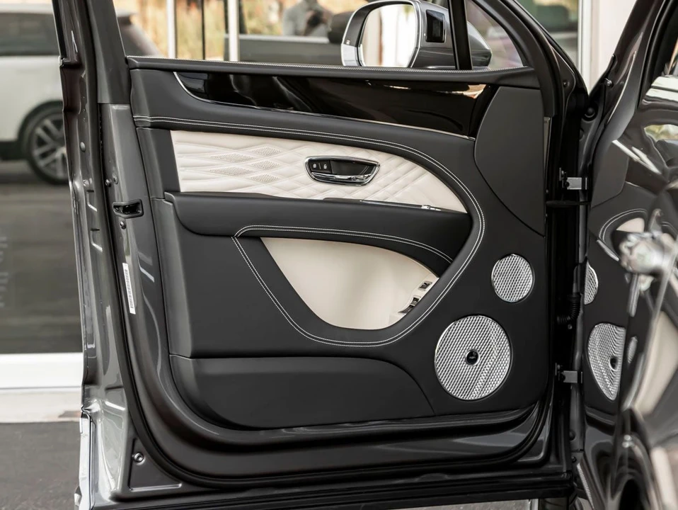 2026 Bentley Bentayga - Image 15 of 31