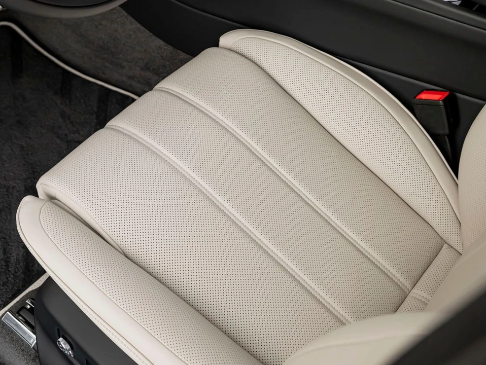 2026 Bentley Bentayga - Image 17 of 31