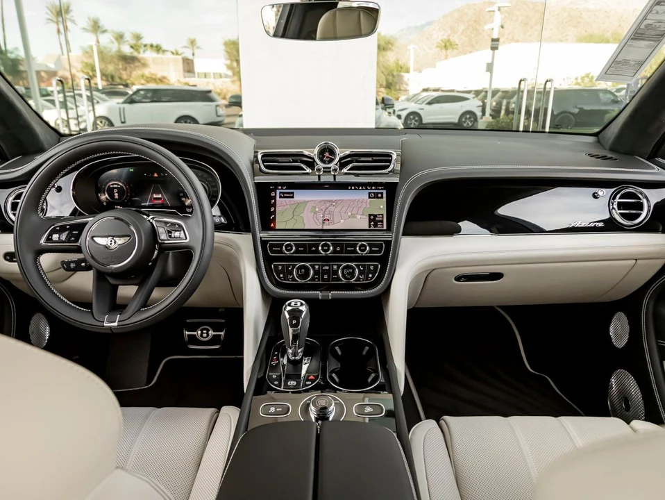 2026 Bentley Bentayga - Image 24 of 31