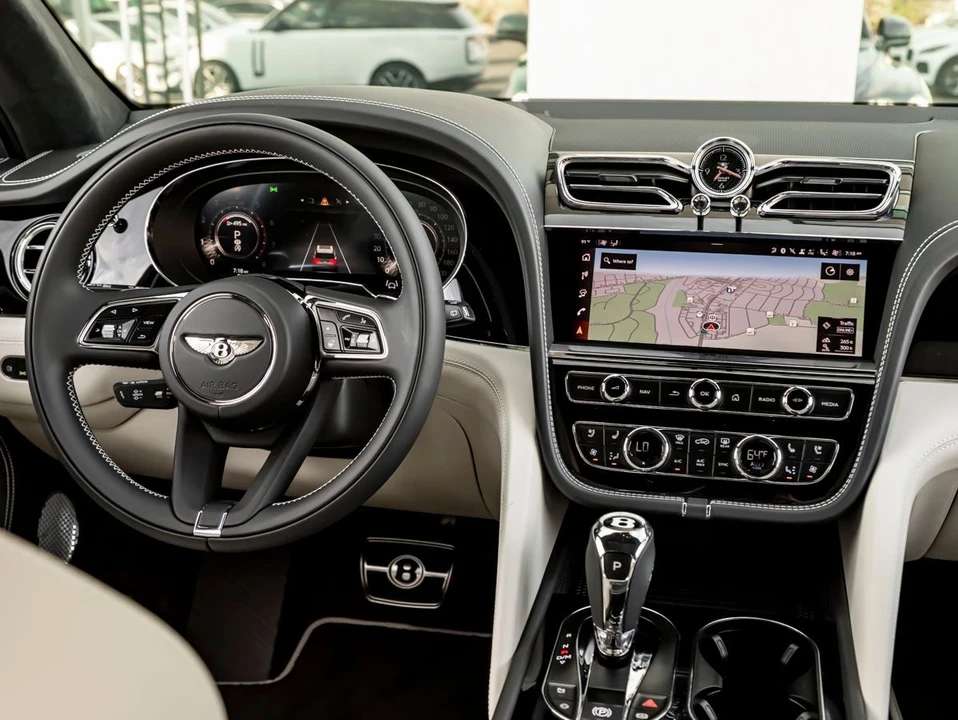 2026 Bentley Bentayga - Image 25 of 31