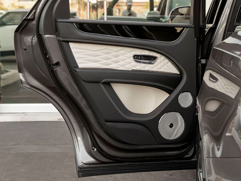 2026 Bentley Bentayga - Image 30 of 31