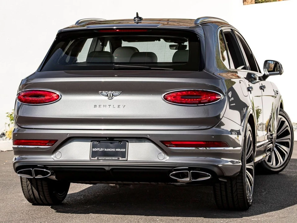 2026 Bentley Bentayga - Image 9 of 31