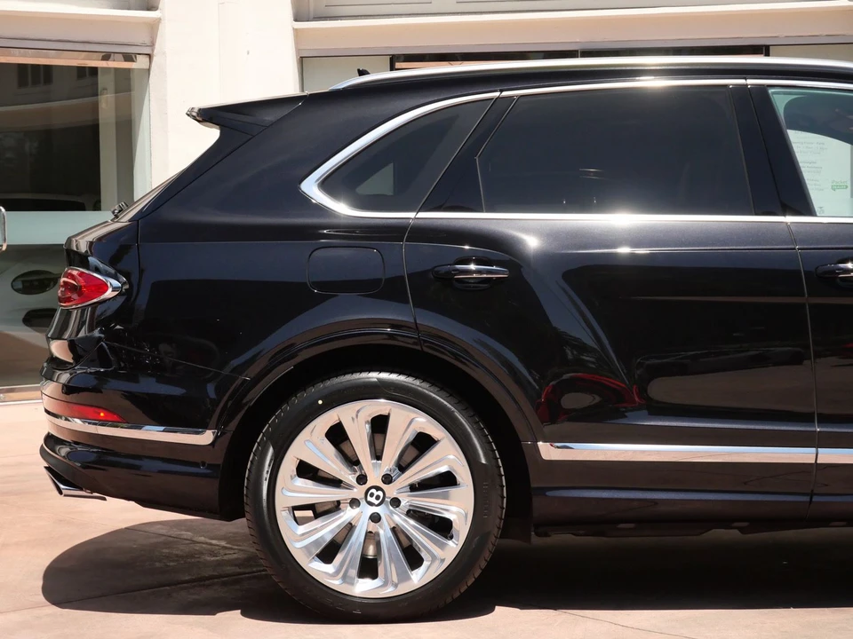 2026 Bentley Bentayga - Image 9 of 27