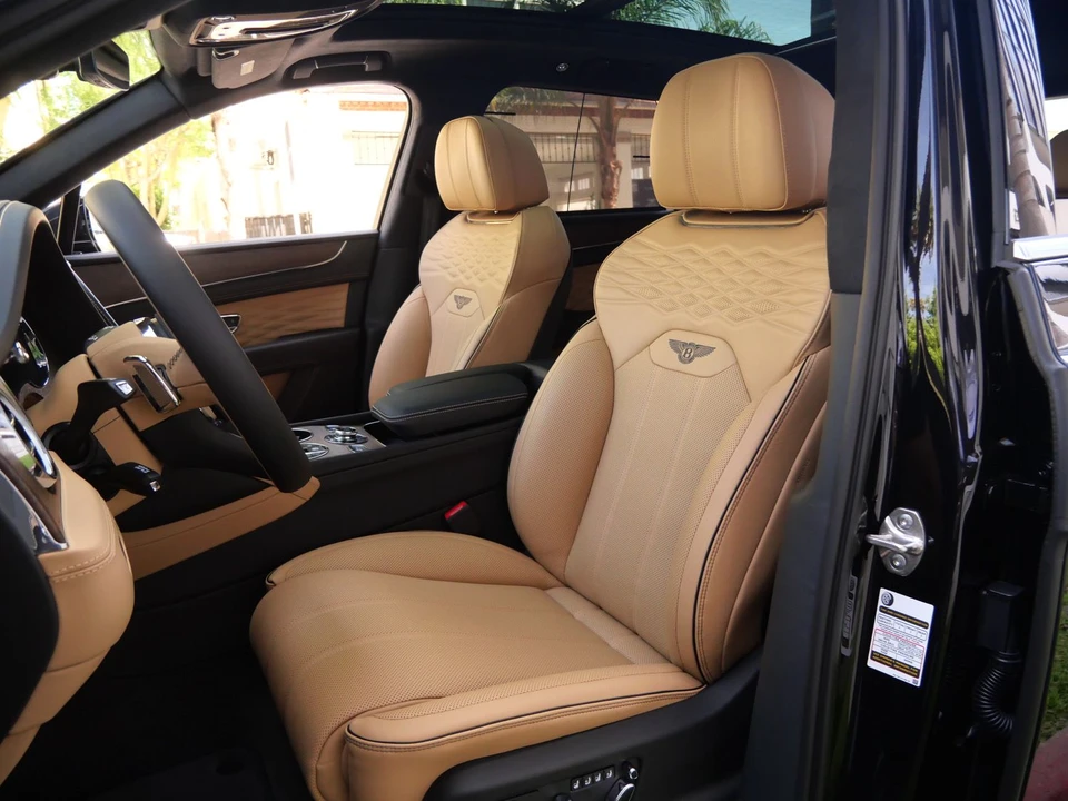 2026 Bentley Bentayga - Image 16 of 27