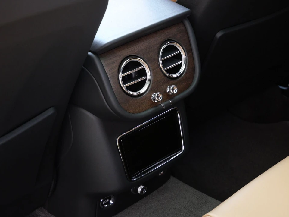 2026 Bentley Bentayga - Image 20 of 27