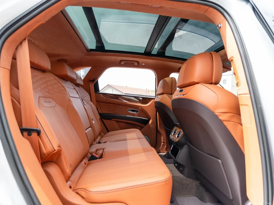 2026 Bentley Bentayga - Image 19 of 31