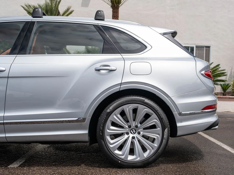 2026 Bentley Bentayga - Image 29 of 31