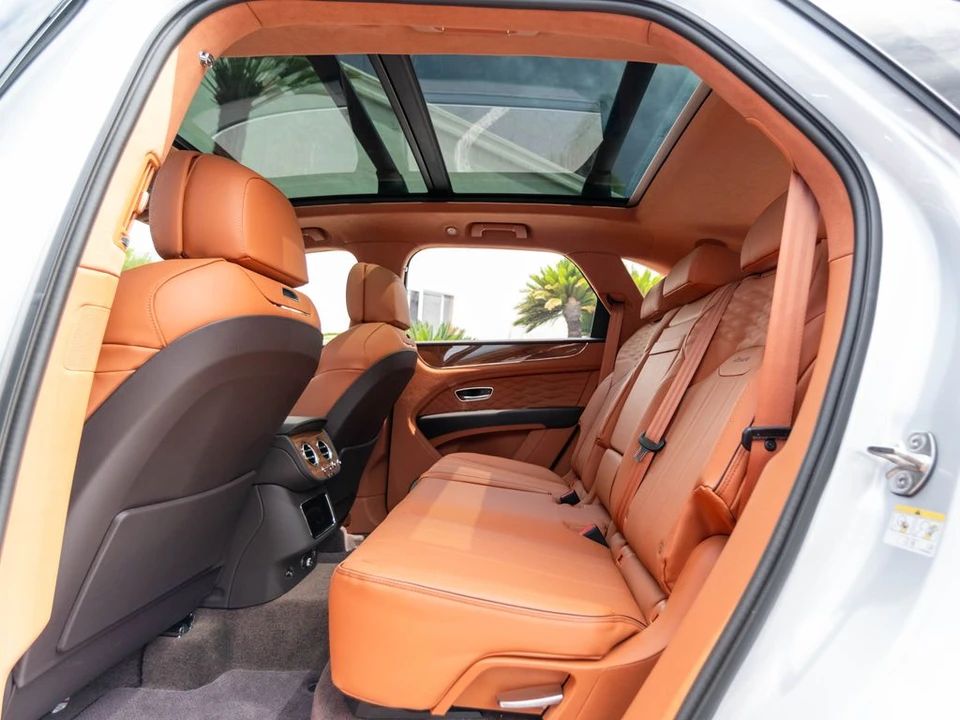 2026 Bentley Bentayga - Image 16 of 31