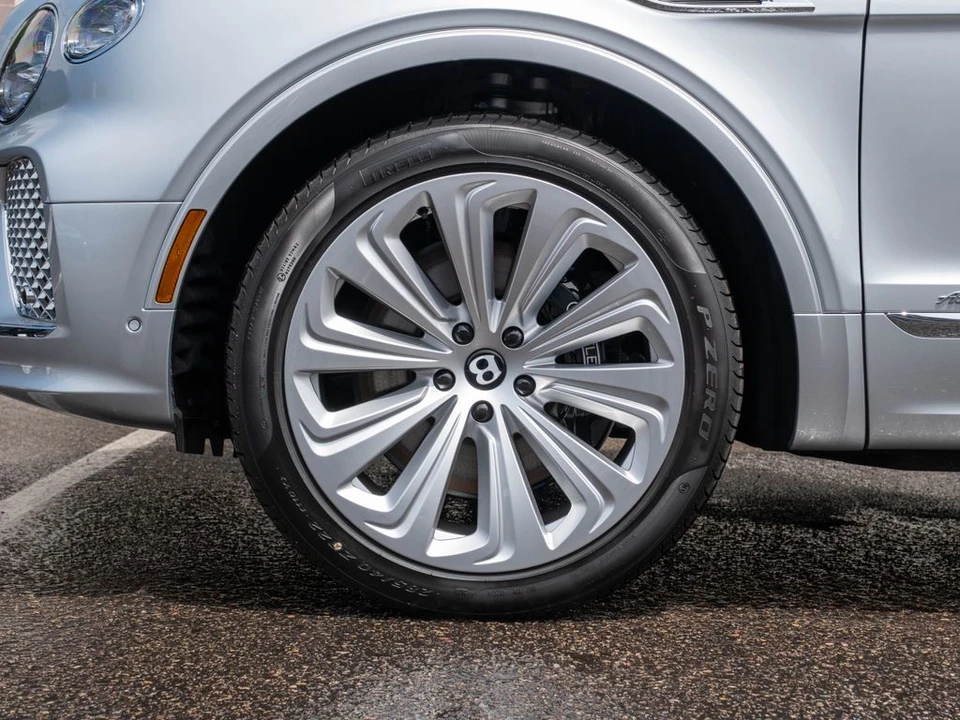 2026 Bentley Bentayga - Image 31 of 31