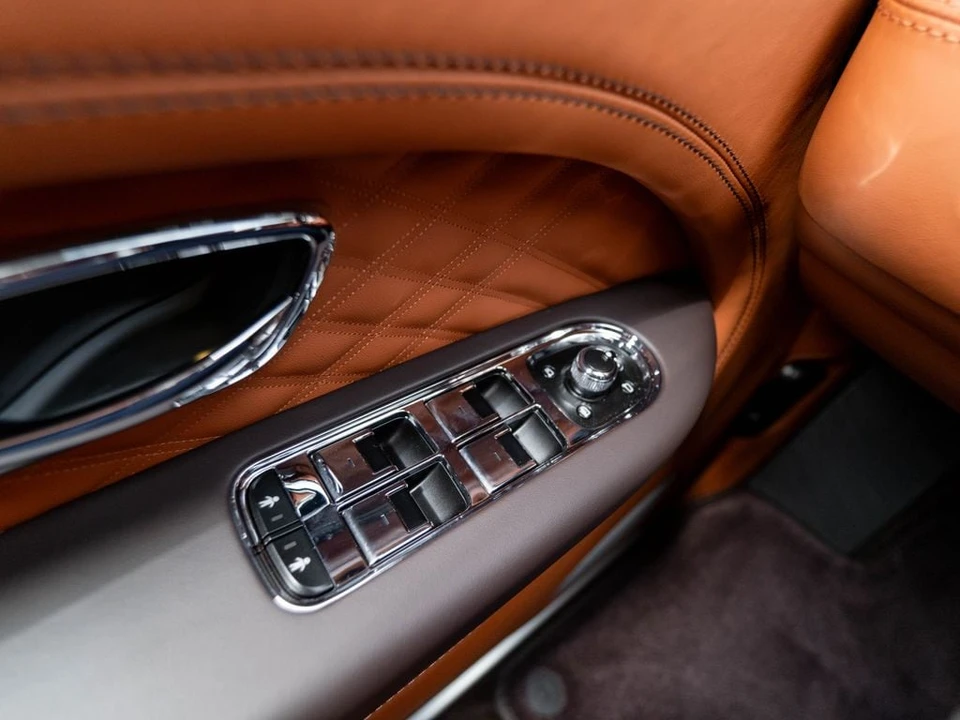 2026 Bentley Bentayga - Image 11 of 31